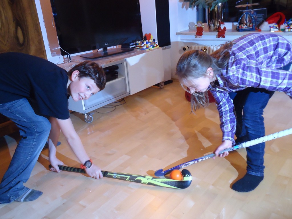 Tim und Tessa playing hockey in the lounge