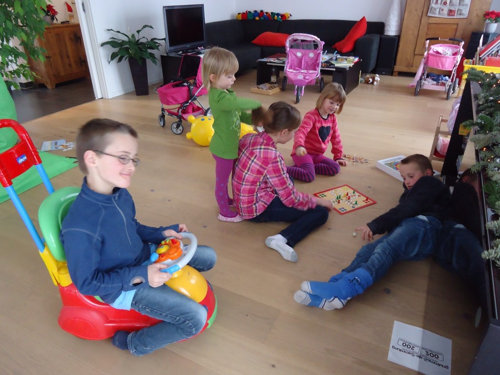 Ella loves playing with 'Große Tessa's' hair.