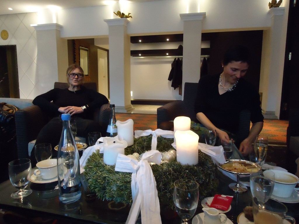 Caro and Ingi at the lobby table.